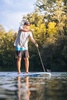 Touring SUP Paddler gleitet übers Wasser
