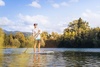 Touring SUP auf See an sonnigem Tag
